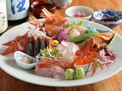 独自の仕入れルートだからこそ実現する、この質とボリューム! 旬の鮮魚が一皿に『お造りの盛り合わせ』