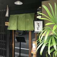 大通りを入ったところにひっそりと佇む、隠れ家的な店構え。昔ながらの京町家で、一歩中に足を踏み入れると、ノスタルジックでおしゃれな空間が広がっています。ドラマの撮影や映画祭の会場としても使用されたとか。