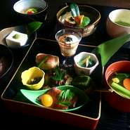 四季折々、その時に旨味を増す旬の食材を取り入れた京料理を味わえる店。ランチでも『満月花御膳』など、本格的な京料理を堪能できるメニューが用意されています。季節感のあるメニューが観光客にも人気。