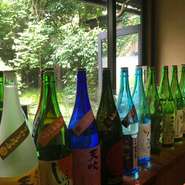 料理にそっと寄り添い、美味しさを引き立ててくれるお酒が揃っています。飲み放題プランもあるのが、お酒を中心に楽しみたい方には嬉しいところ。全国から集められた日本酒が充実したラインナップです。
