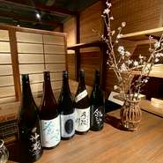 料理にそっと寄り添い、美味しさを引き立ててくれるお酒が揃っています。飲み放題プランもあるのが、お酒を中心に楽しみたい方には嬉しいところ。全国から集められた日本酒が充実したラインナップです。