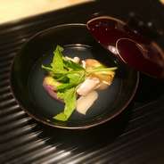 鰹と昆布をベースにした出汁に、季節の食材の旨味と香りと食感を凝縮させた一椀