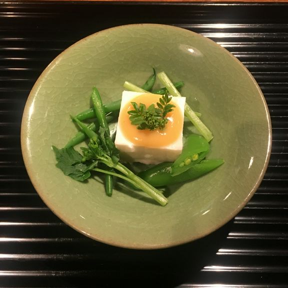 旬の果物や野菜など素材の持ち味を活かした季節の先付