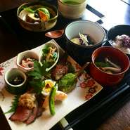 食前酒・胡麻豆腐・和風カルパッチョサラダ・京野菜を使った本日のおばんざい三種・肉料理・魚料理・抹茶生麩田楽・彩り（海老・たまご・季節の野菜など）・本日の一品・具沢山のおつゆ・ご飯