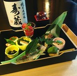 京都牛から魚介を用いた季節料理、京の味から創作和食まで満月の花を堪能していただけるおまかせ会席。
 
