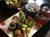 色々と少しずつ味わいたい方に彩り豊かな季節のお料理で京都を感じていただけます。