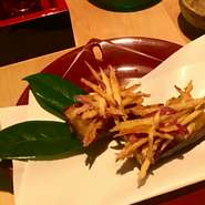 甘くてねっとりした京の『焼きお芋』の上にはカリカリのさつま芋。京丹後で育てられた紅はるかの上にまぶす塩は、瀬戸内の海水を窯炊きした淡路島産です。酒席料理の一品として、和カフェ時間にはお抹茶と合わせて。