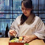 暮らしに彩りを添えられるよう、京都や季節を感じられるような料理やお酒の提供に努めているとのこと。リラックスできる空間で身体に優しく、五感に響くような料理をいただけ、身も心も幸せな気持ちになれます。