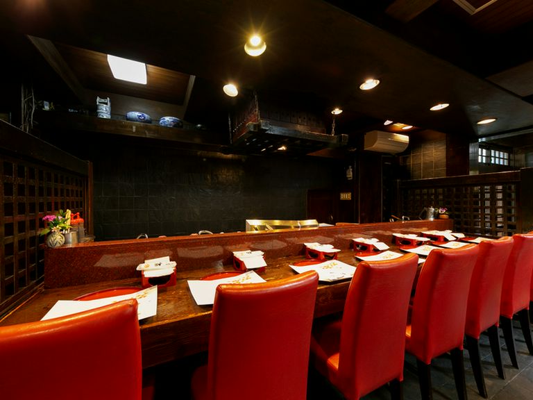 接待などの会食に理想的な、洗練されたモダンな空間