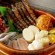 魚介類も野菜も、業者から仕入れた旬の食材を使用。素材の持ち味を活かし、サクッと職人技で仕上げる天ぷらが人気です。厳選した天然塩や大根おろしをつけていただきます。