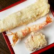 新鮮な蛸を長時間炊いてあり、ものすごく柔らかい「蛸のやわらか煮」。ふわふわの食感になったものを天ぷらにしてあり、年配の方にも人気のメニューで、店の名物料理です。