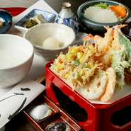 小鉢1品・天然海老4尾・旬の魚2品・季節の野菜3品・かき揚げ1品・サラダ・粥　又は　御飯・汁と漬物