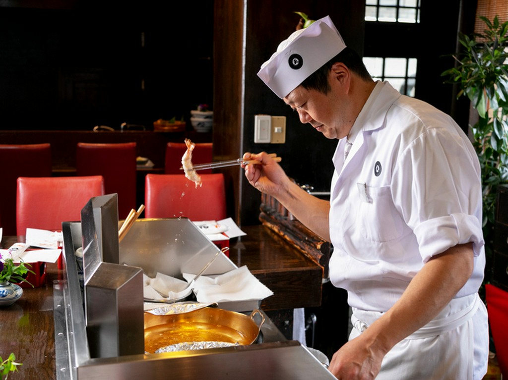 ちょうど良いタイミングで供される、揚げたて熱々の天ぷら