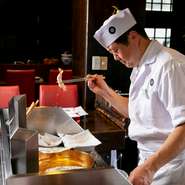 「美味しい天ぷらを、店で気軽な値段で楽しんでいただきたい。」という松本氏。職人が一人ひとりのお客様のペースに合わせて揚げてくれるので、ゆっくりとマイペースで食事を楽しめます。