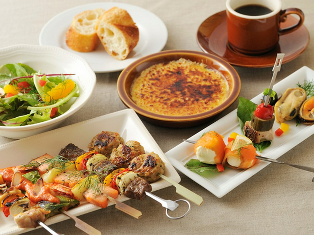 飲み放題付コース料理で、友人や仲間との楽しいひとときを