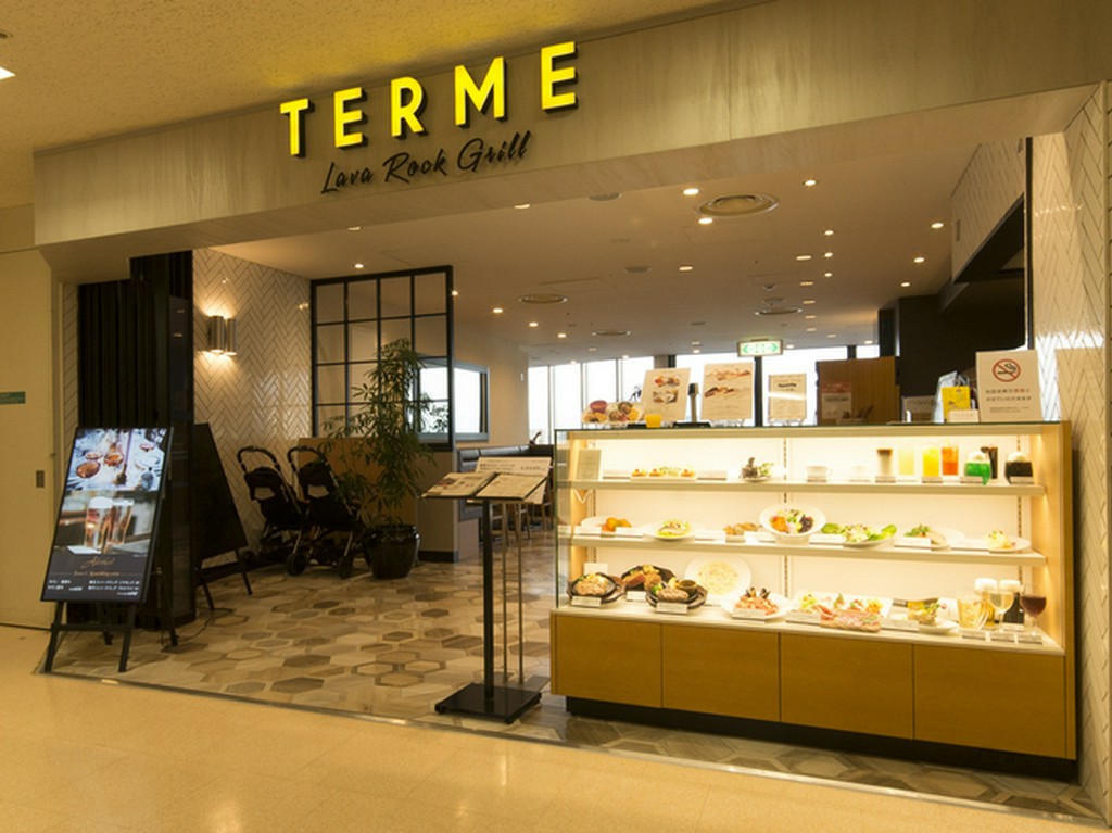 溶岩石でグリルした美味しい料理をリラックスして楽しむひととき