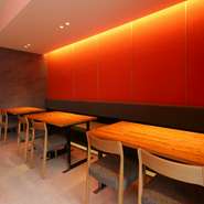 テーブル席は片側がソファーになっているため、大人数でも座りやすくなっています。テーブルを繋げれば、人数に合わせた宴会も思い通り。仲間同士で和気あいあいと楽しめます。