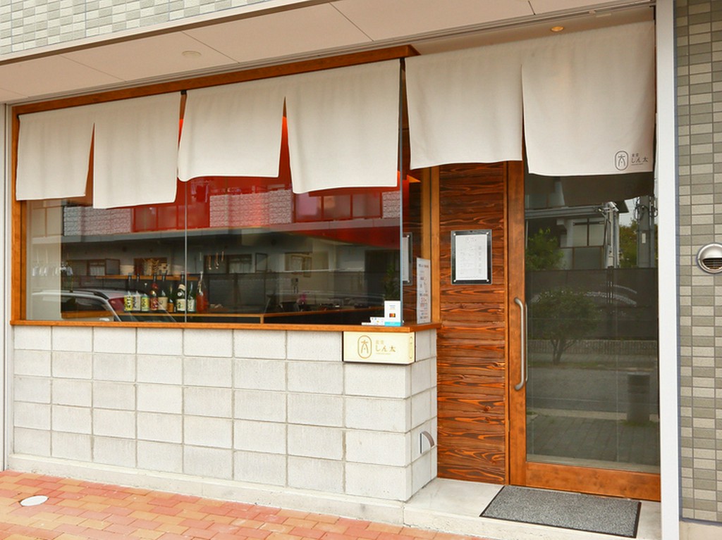 控えめな外観が好印象。つい、入りたくなるような居酒屋