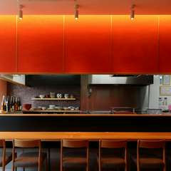 ひとりで訪れても、リラックスできるカウンター席