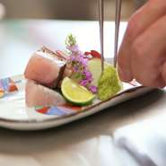 綺麗に盛り付けられた料理やヘルシーなメニューを取り入れているため、【食堂　しん太】は女性に人気。女子会も多く開かれており、店内は明るくアットホームな雰囲気が漂います。