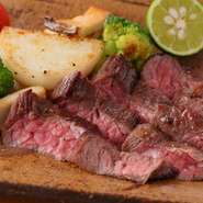 牛ハラミそのものには素材の味を生かすため、塩・コショウのみで味付けされています。表面に軽く焦げ目をつけるようにし、ミディアムレアで仕上げます。