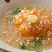 じゃが芋を丁寧に擦り降ろすところから調理を開始。海老そぼろ餡の中に浸された、揚げじゃが。最後にバターをトッピングすることで、味にコクが生まれます。