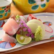 【食堂　しん太】は西原氏がひとりで料理をつくっているため、仕入れ先との関係も大切にしています。鮮魚のプロの目利きを信頼し、欲しい魚があるときはリクエストをすることも。