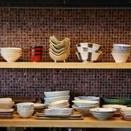 お皿や酒器などは、少しずつ西原氏の趣味で集めていたものが使われています。そのためカタチや色合いが少しずつ違っているのも、ご愛嬌というものです。