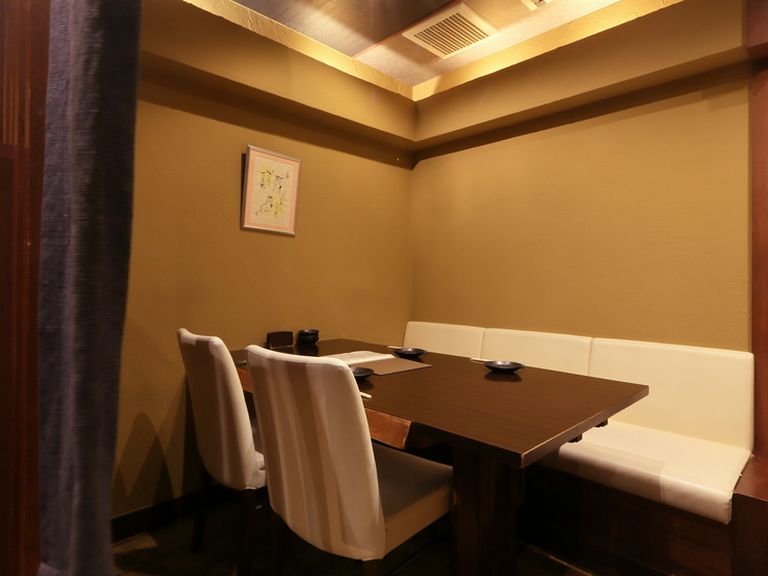 親しい人とゆっくり食事を堪能できる、和モダンな半個室