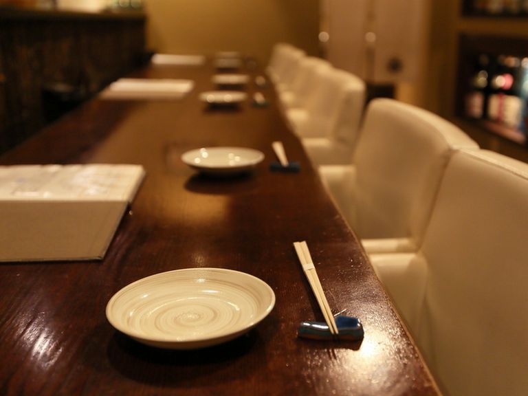 肘掛け付きのゆったりとしたカウンター席で大人のデート