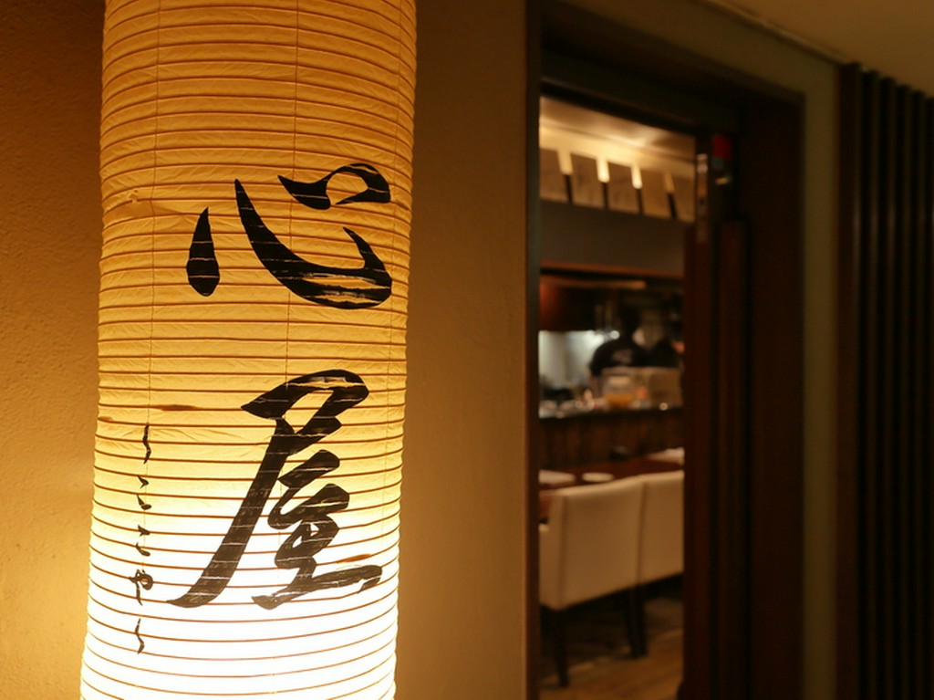 ビル2階にひっそりと佇む、隠れ家のような和食料理店