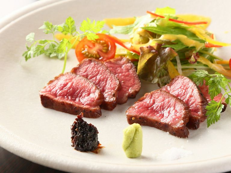 淡路牛の希少部位を使用。柔らかくジューシーな『淡路牛 ハネシタステーキ』