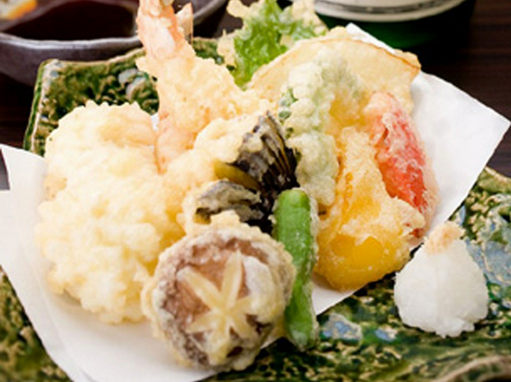 旬魚・旬菜をバランスよく楽しめる『季節の天ぷら盛合せ』