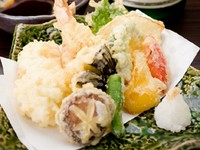 旬魚・旬菜をバランスよく楽しめる『季節の天ぷら盛合せ』