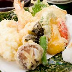 旬魚・旬菜をバランスよく楽しめる『季節の天ぷら盛合せ』