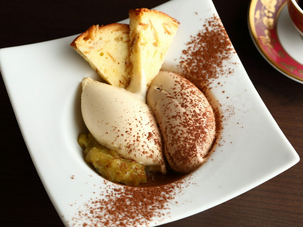 バニラとチョコのアイス　ルバーブと共に 一例です