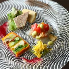 季節の本格料理が集う皿を気軽に味わえる『前菜の盛り合わせ』