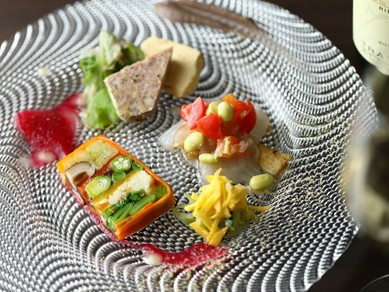 季節の本格料理が集う皿を気軽に味わえる『前菜の盛り合わせ』