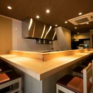 鳳駅から徒歩5分。割烹ならではのハイクオリティの料理を供しつつ、居酒屋のように気軽に楽しめる雰囲気が魅力。1階は白木が美しいカウンター9席。気さくな大将が、目の前での調理と会話でもてなします。