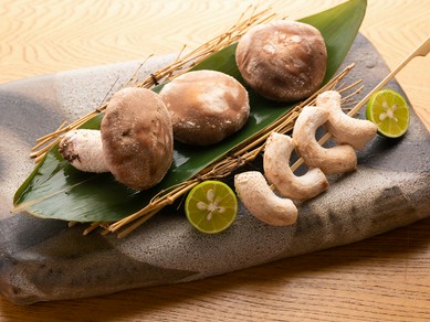 炭火焼で最高の美味しさを届ける『奈良吉野の原木椎茸の炭火焼』