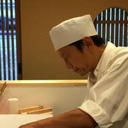 料理と価格のバランス、カウンター席での調理とおもてなしを通して、高い満足感をお届け。お客様に心から「おいしかった」と思っていただけ、「また来るわ」の次につながるよう、毎日、丁寧な仕事を貫いています。