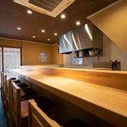鳳駅にほど近く、お仕事や所用帰りに立ち寄りやすい好立地。1階のカウンター席は大将が目の前で炭火焼を仕上げ、鮨を握る臨場感が人気。同僚や友人、デート、一人でなど、少人数でゆっくり飲みたい時に最適です。