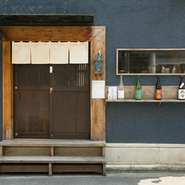 1階はカウンターのみの店内は、一人でも気兼ねなく過ごせる雰囲気ですので、仕事帰りにふらりと立ち寄れます。気軽に楽しめる創作和食と種類豊富な日本酒で今宵も一献。