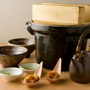 出汁や調味料まで、とことん手づくりにこだわった創作和食を囲みながら、気の置けない仲間と楽しいひとときをお過ごしください。グルメな女性たちに、ぜひ楽しんでいただきたいお店です。