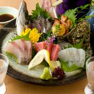 料理人が厳選した旬の魚介を、ひとつの皿に盛り合わせた一品です。お店がオープンしてから、天然ものにこだわりお客様に提供しています。その時期一番美味しく食べられるものばかりなので、ぜひご賞味ください。