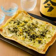 京都の老舗【京都千丸屋】の湯葉を生地に使ったピザです。湯葉のカリカリ・サックリの食感と、チーズとあおさ海苔の香ばしい風味が楽しめます。女性のお客様に人気のメニューです。 
