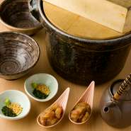 自家製の胡麻だれにまぶした鯛と、炊きたての羽釜ご飯の美味しさが楽しめる逸品です。そのまま食べても美味しいですが、天然利尻昆布と本枯れ節でひいた出汁をご飯にかければ、さらに美味しく堪能できます。