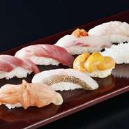 近郊でとれるものを中心として、全国から旬の鮮魚が集まる「ハマの市場」、横浜市中央卸売市場。ここで毎朝買い付ける新鮮な魚介類が使われています。経験豊かな大将の目利きは折り紙付き。