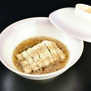 焼いた穴子の香ばしさと香り、ふんわりとした食感が楽しめる、夏限定の一品です。穴子と相性の良いきゅうりにも出汁が良くなじみ、歯ごたえにアクセントを加えています。高級なおひたしのような味わい。