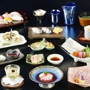 金額に応じて内容が変わるコースは、前菜、お造りと細部にわたり手を掛けた、高級割烹店に引けをとらないものばかり。一口サイズの鮨もちょうどよいボリュームです。料理10品、握り10貫、お椀物、デザート付。